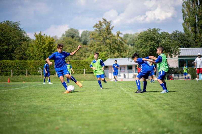 un entraînement de football durant la colonie de vacances dessin