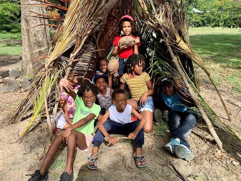photo de groupe dans une hutte en colonie de vacances antilles