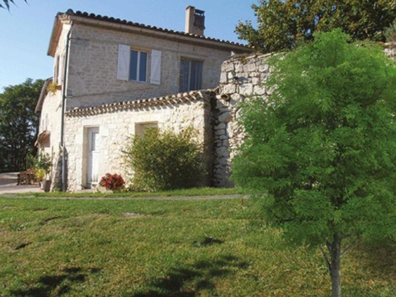 Maison en pierre de la colonie de vacances avec plusieurs étages, fenêtres et bac à fleures
