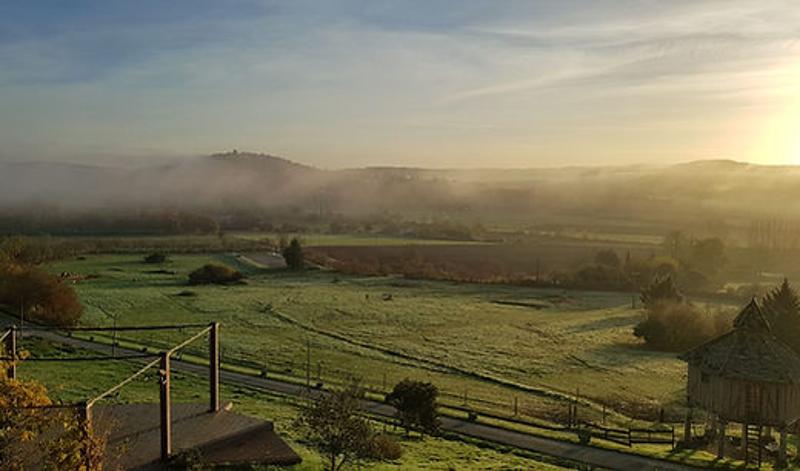 Vue sur la prairie depuis le domaine de la colonie de vacances à Lauzerte