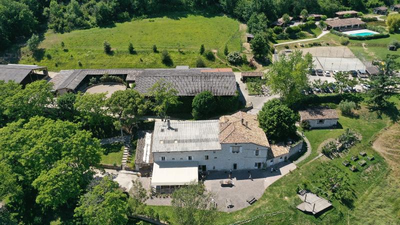Vue aérienne du domaine de la colonie de vacance à Lauzerte avec arbres et verdures