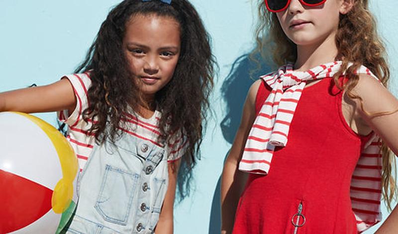 deux jeunes filles a la piscine avec un ballon de plage et lunettes de soleil 