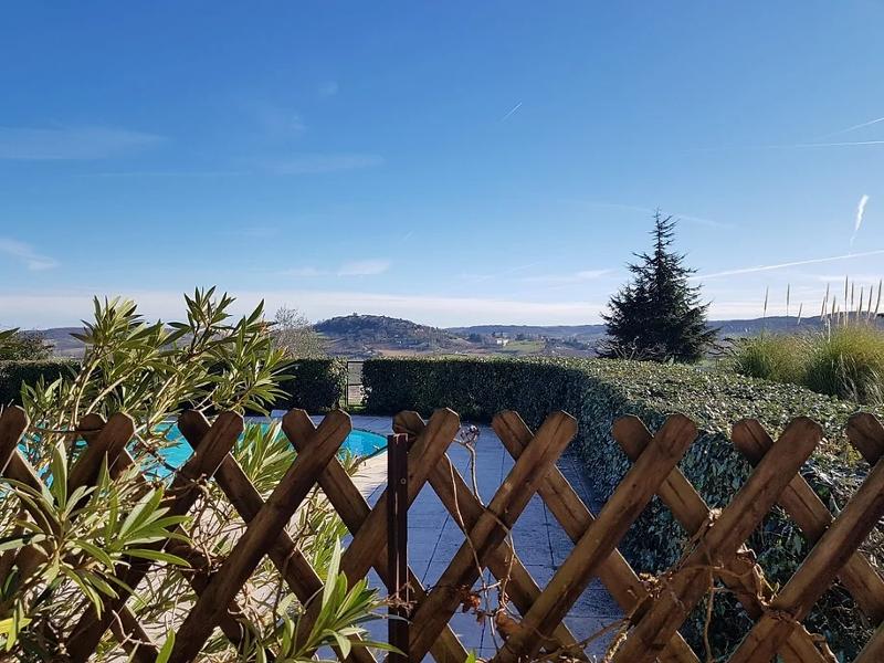 piscine située sur un domaine très beau qui est entouré par la nature