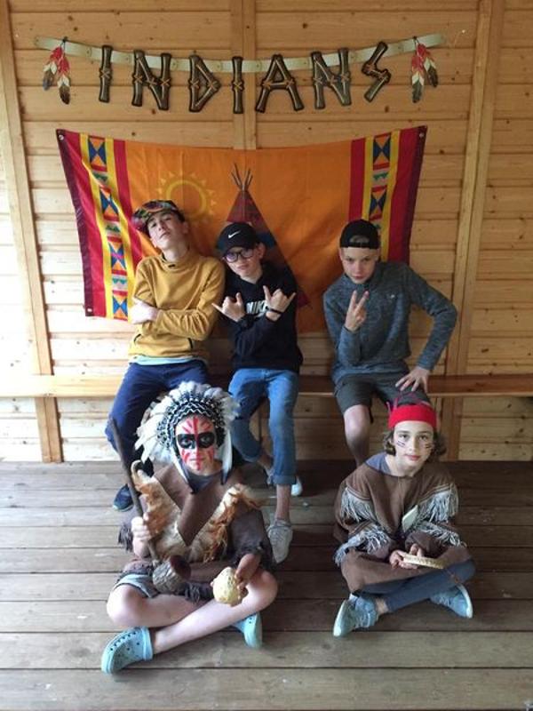 Des jeunes déguisés en indien en colonie de vacances Vosges 