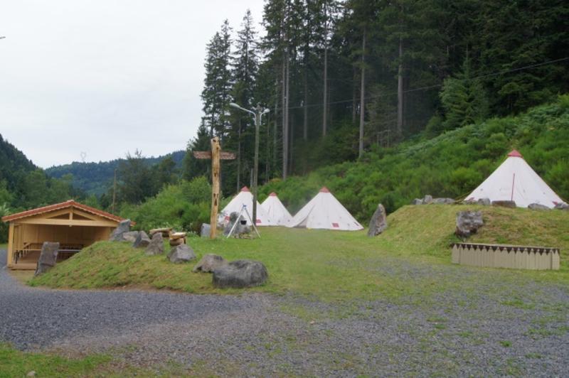 Tipis en forêt lors d'une colonie de vacances Vosges