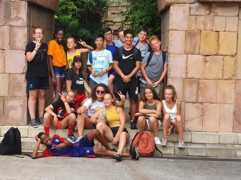 Un groupe d’ado posent pour une photo lors de la colonie Strasbourg