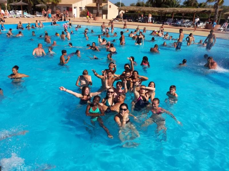Des jeunes dans une piscine en colonie de vacances Strasbourg