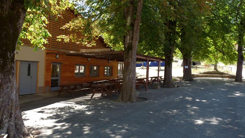 Une cour ombragée lors d'une colonie de vacances multi-activités