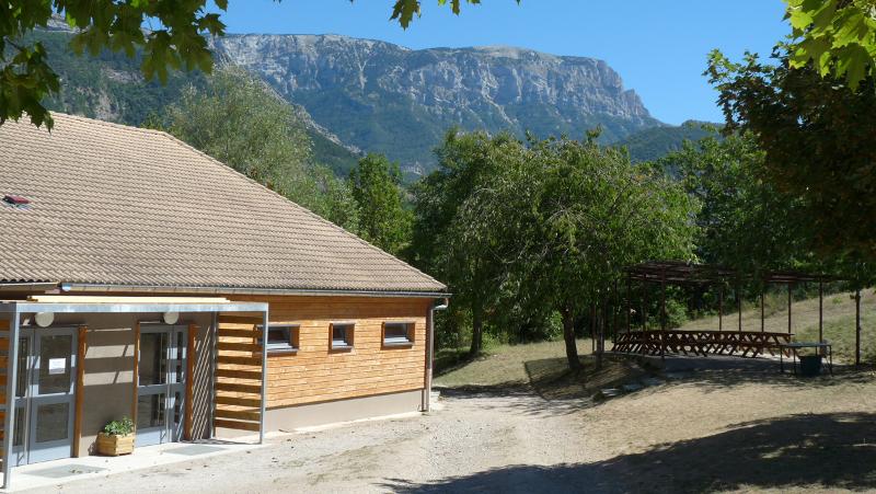 Le centre face aux montagnes lors d'une colonie de vacances multi-activités