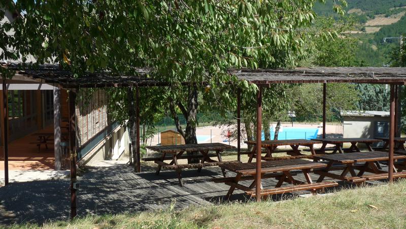espace détente avec piscine en été dans un lieu calme et reposant
