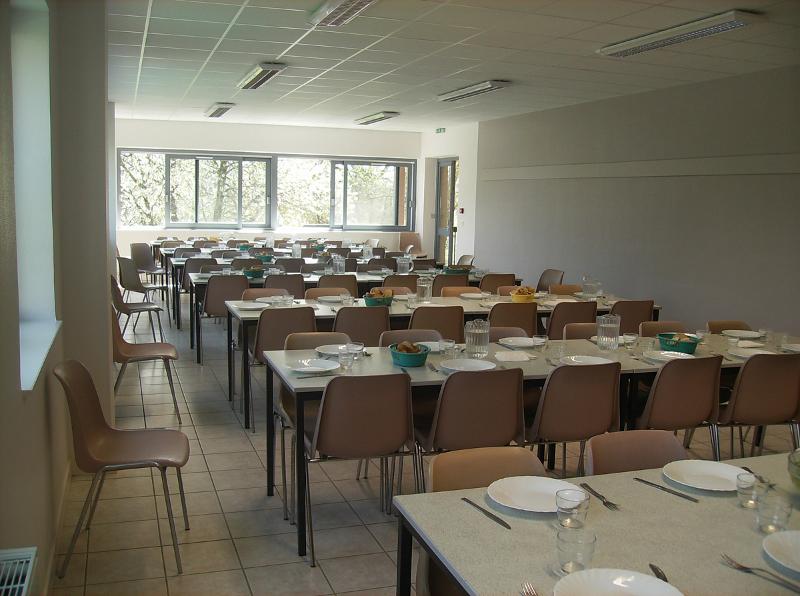 Le réfectoire d'une colonie de vacances multi-activités