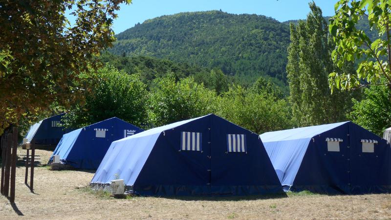 Les tentes d'une colonie de vacances Hautes-Alpes