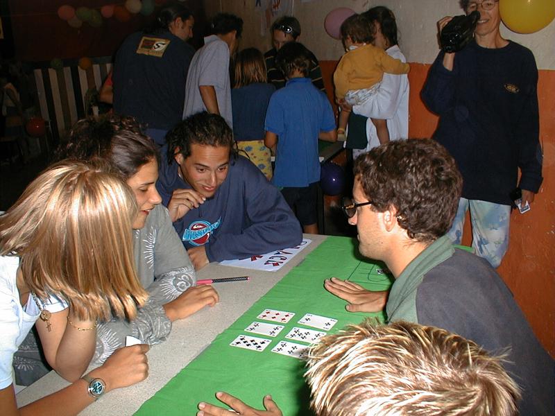 animateur qui joue à un jeu de cartes avec des jeunes 