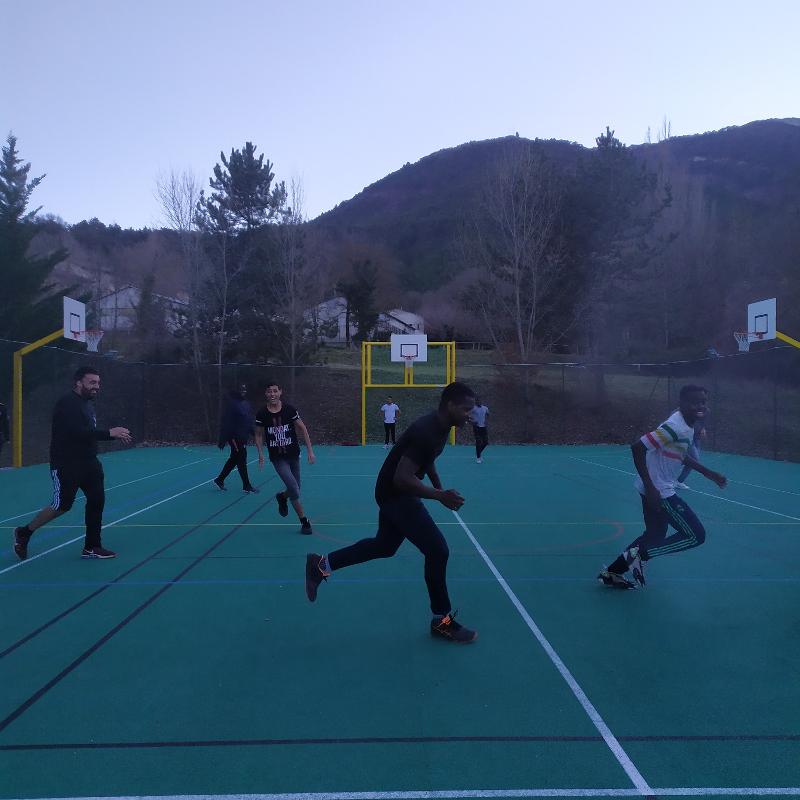 Des jeunes jouent au basket pendant une colo sport