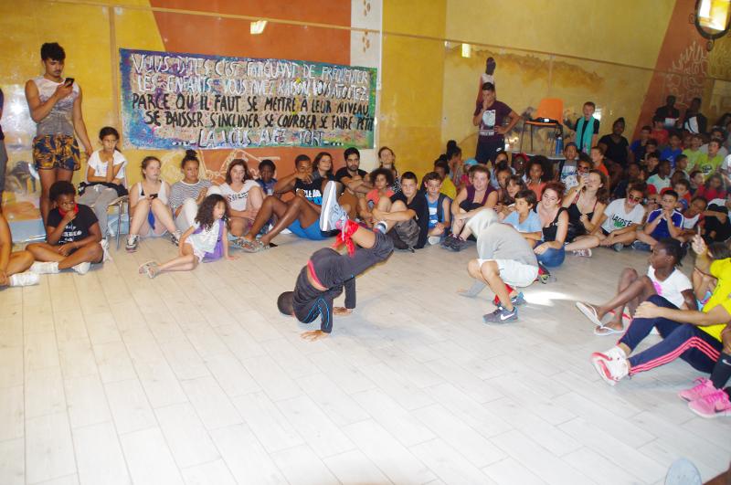 Des jeunes apprennent la danse pendant une colonie de vacances Hautes-Alpes