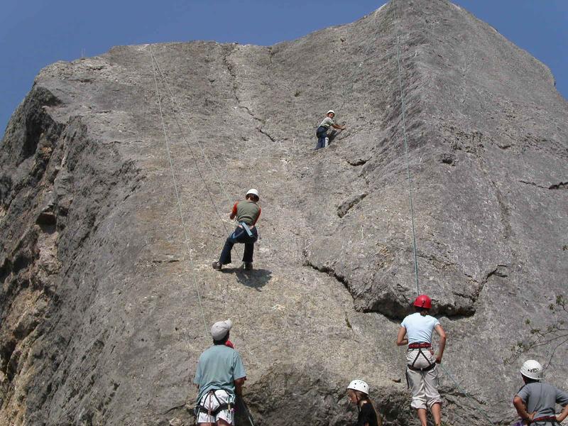 Plusieurs apprenant l'escalade dans une colonie de vacances Hautes Alpes 