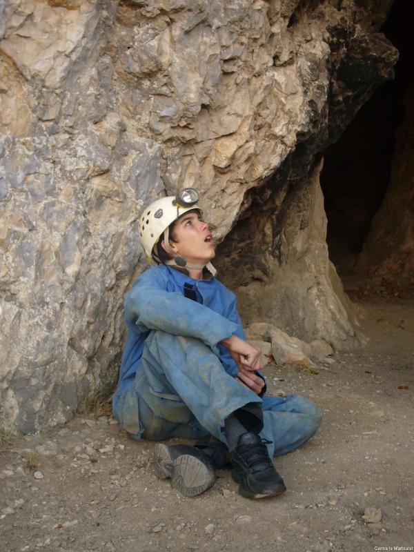 Un jeune découvrant la spéléologie pendant une colonie de vacances Hautes Alpes
