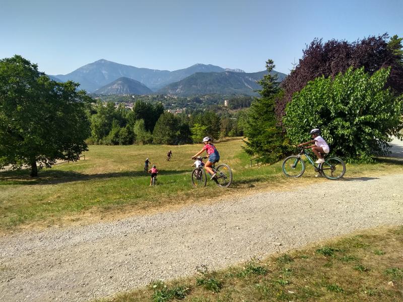 Des cyclistes pendant un camp d'aventure