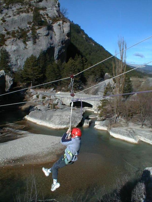 Jeune faisant de la tyrolienne pendant une colo aventure