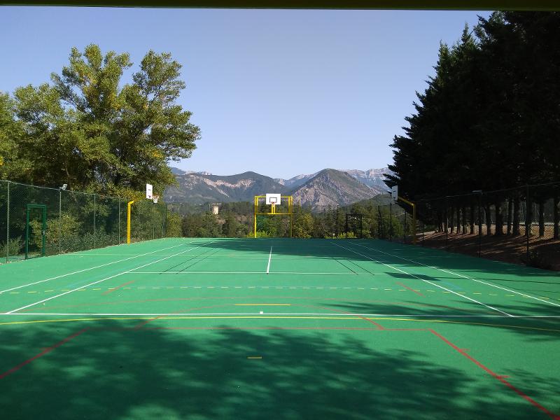 Un terrain de sport pendant une colonie de vacances football
