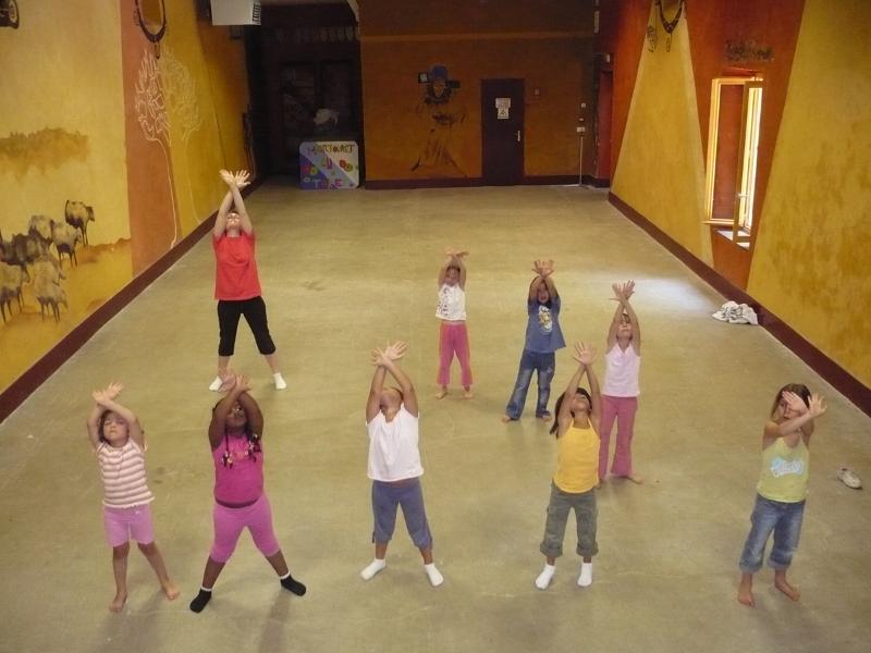 Des enfants apprennent la danse pendant une colonie de vacances danse