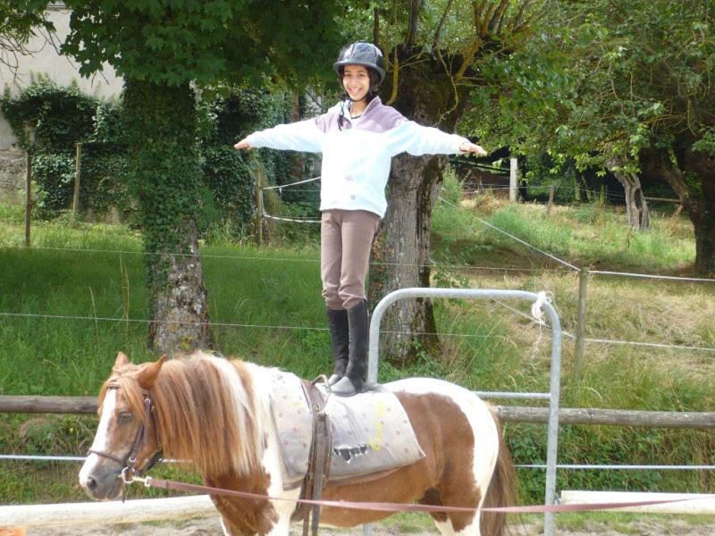 Figure de voltige pendant une colonie de vacances équitation