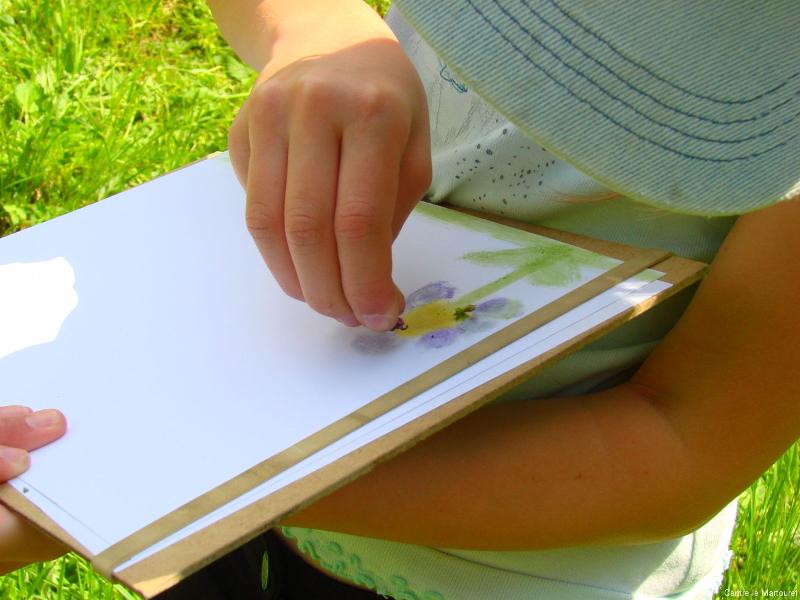 Une fille faisant un dessin lors d'une colonie de vacances Hautes Alpes