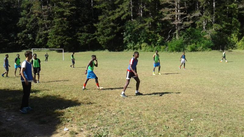 Des jeunes disputant un match lors d'une colonie de vacances football