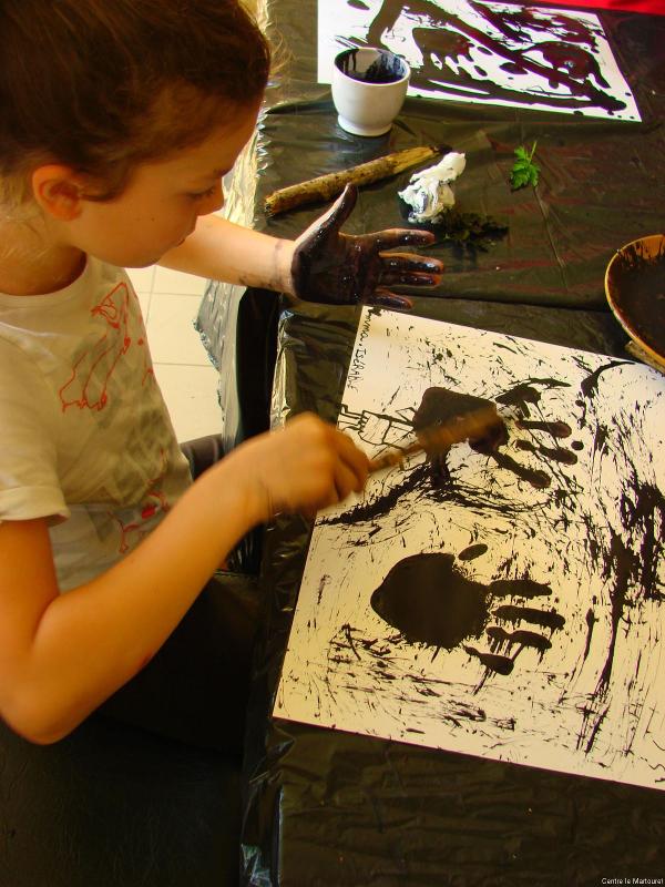 Un jeune faisant de la peinture pendant une colonie de vacances Hautes-Alpes