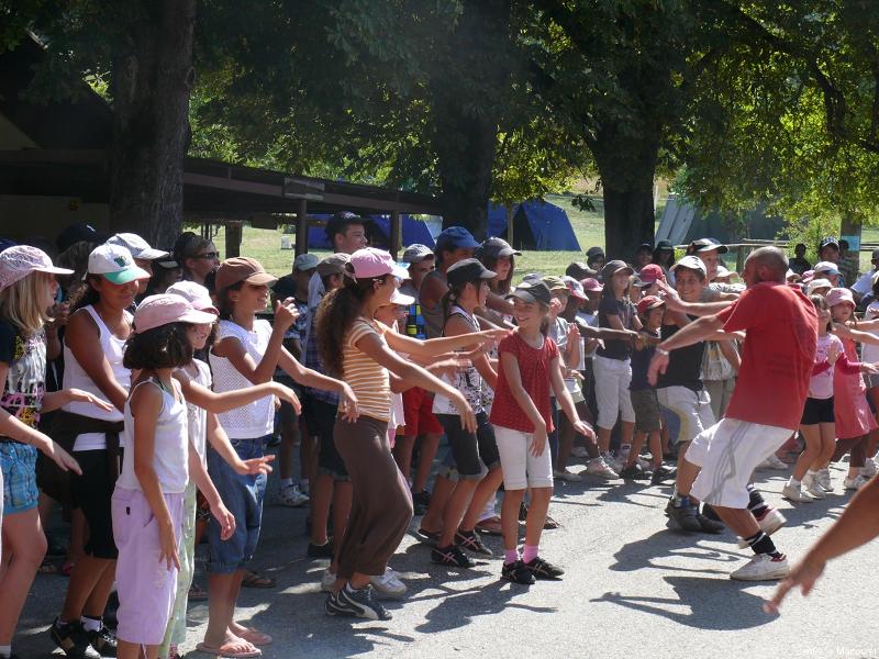 Un groupe de jeunes lors d'une colonie de vacances multi-activités