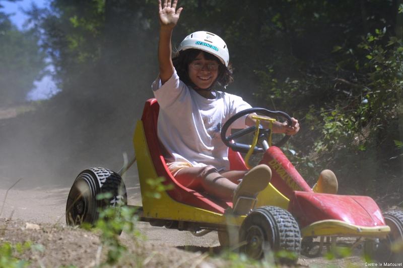 Une jeune en kart pendant une colonie de vacances karting