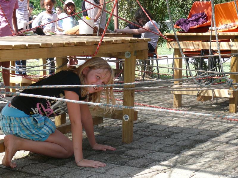 Une fille pratiquant le low rope pendant une colonie de vacances