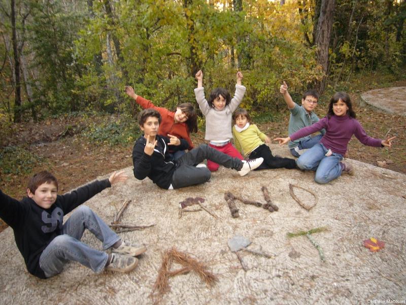 Des jeunes faisant de l'art pendant une colonie de vacances nature