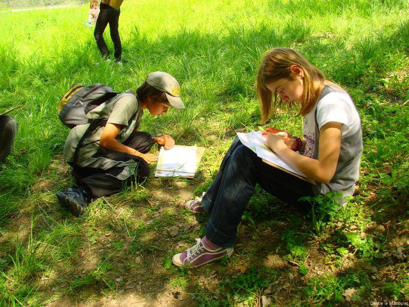 Des jeunes dessinent pendant une colonie de vacances nature
