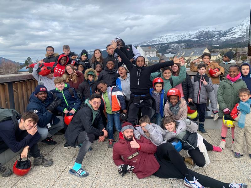 groupe de jeunes avec les animateurs qui posent pour la photo à la montagne