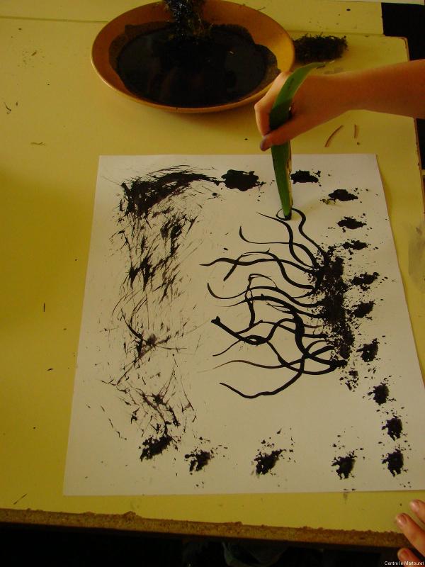 enfant qui fait de la peinture en colonie vacances noel
