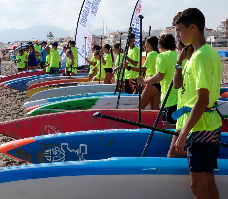 Des enfants se préparent à une session en séjour linguistique anglais surf