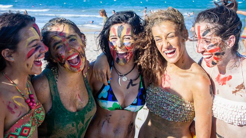 Filles sourient visages peints