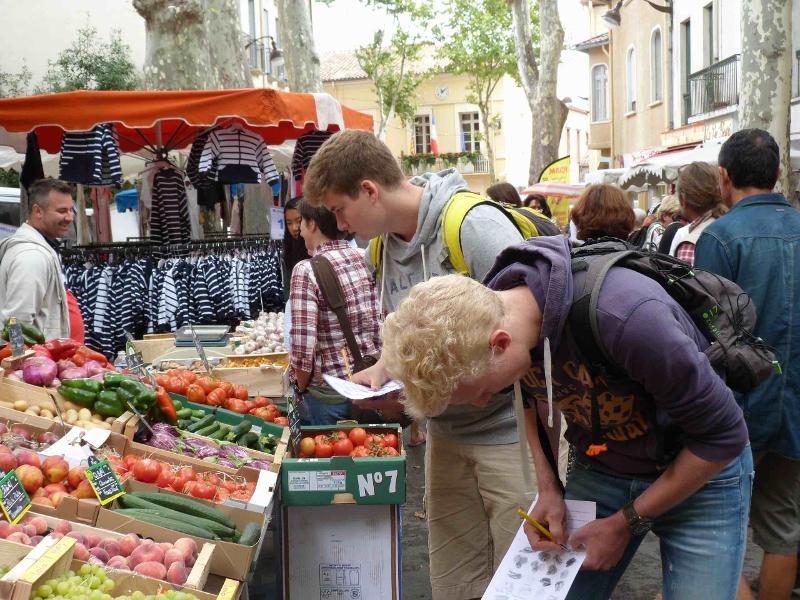 deux ado au marché lors d'une colonie de vacances occitanie 