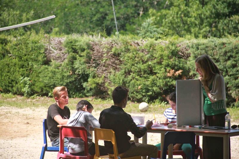 jeunes assis au soleil dehors en séjour linguistique français 