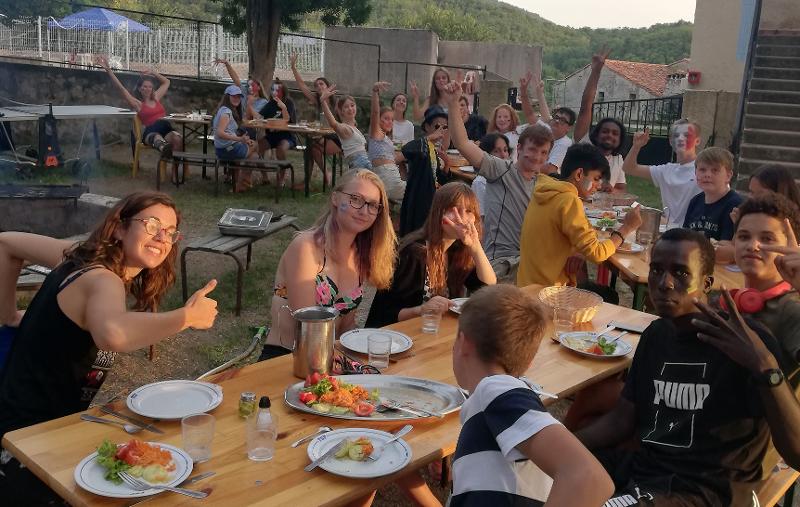 jeunes qui mangent un barbecue en stage de langue française