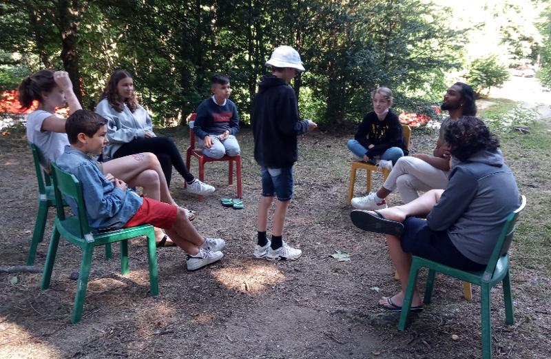 enfants assis dehors en rond séjour linguistique français