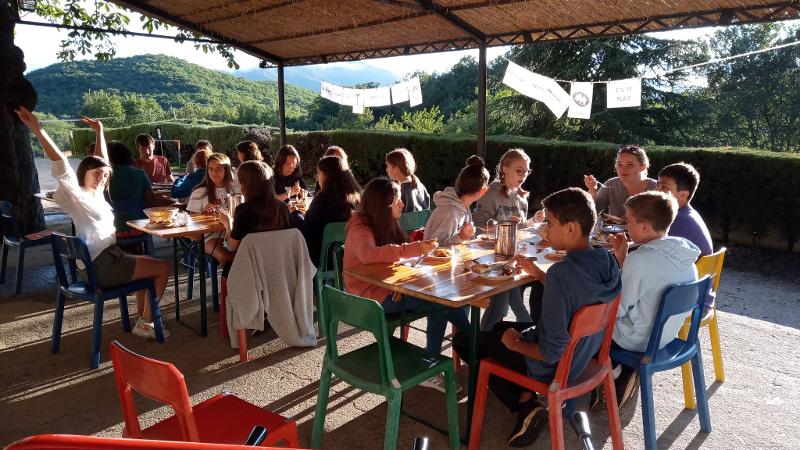 Repas en terrasse pour ces ados pendant leur séjour linguistique français