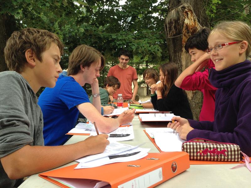 des enfants révisent en colonie de vacances occitanie 