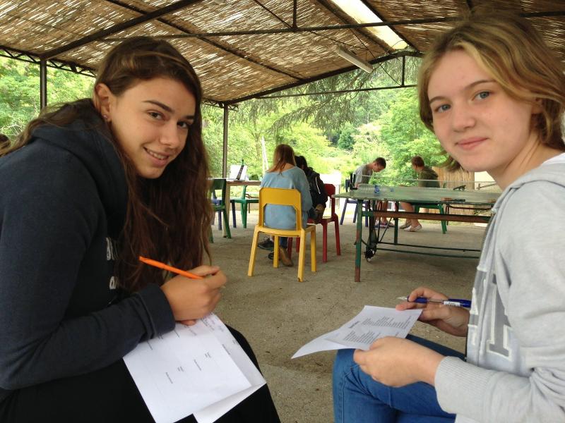des ado révisent en colonie de vacances pyrénées-orientales