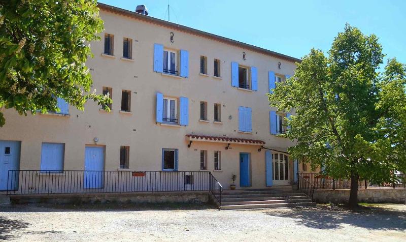 bâtiment du centre en colonie de vacances occitanie