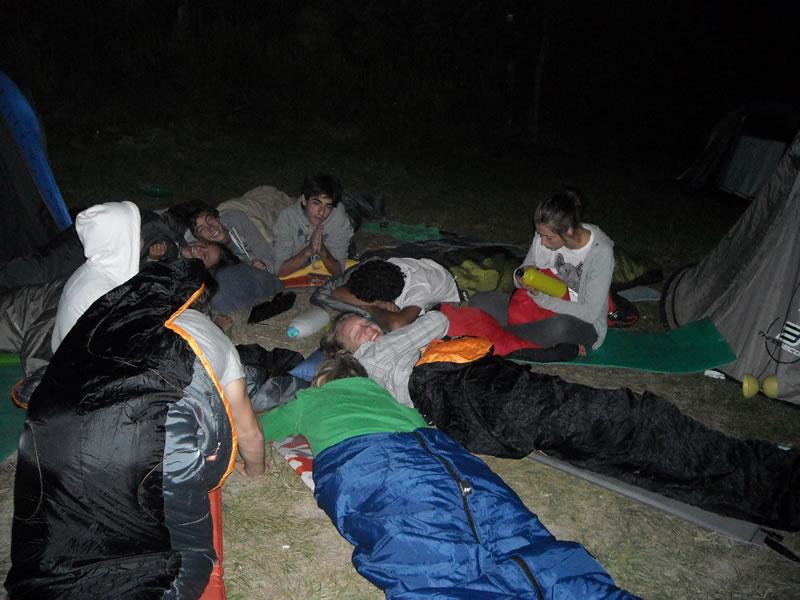 des ado dorment à la belle étoile en colonie de vacances pyrénées-orientales