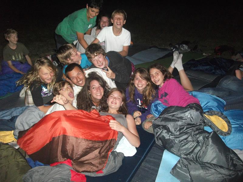 des ados en bivouac se prennent en photo lors d'une colonie de vacances occitanie