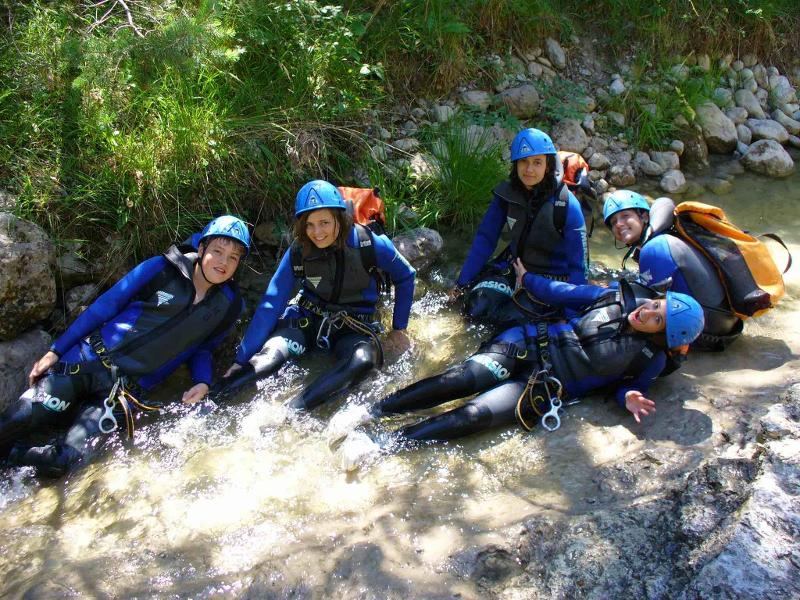 des ado font du canyoning lors d'une colonie de vacances pyrénées-orientales