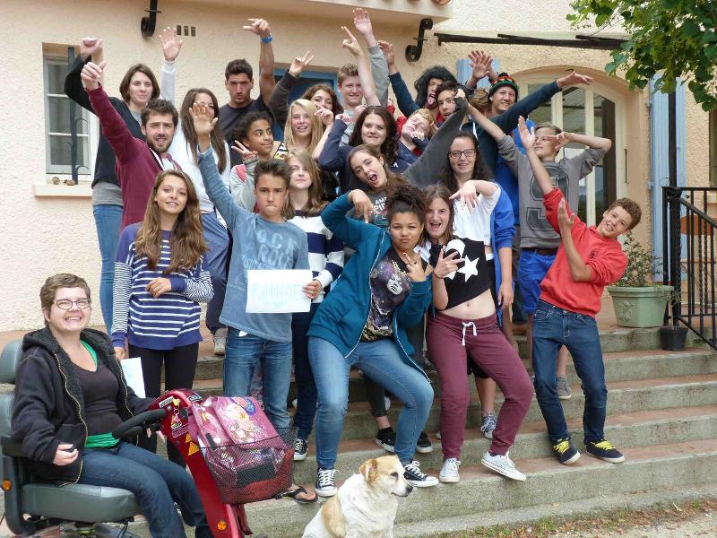 des ado font des signes en prenant une photo lors d'une colonie de vacances occitanie 